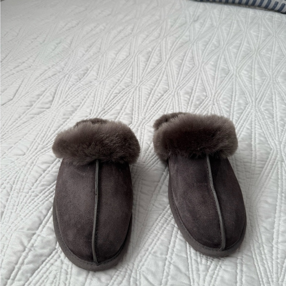 UGG dark gray scuffete II Women's Slippers